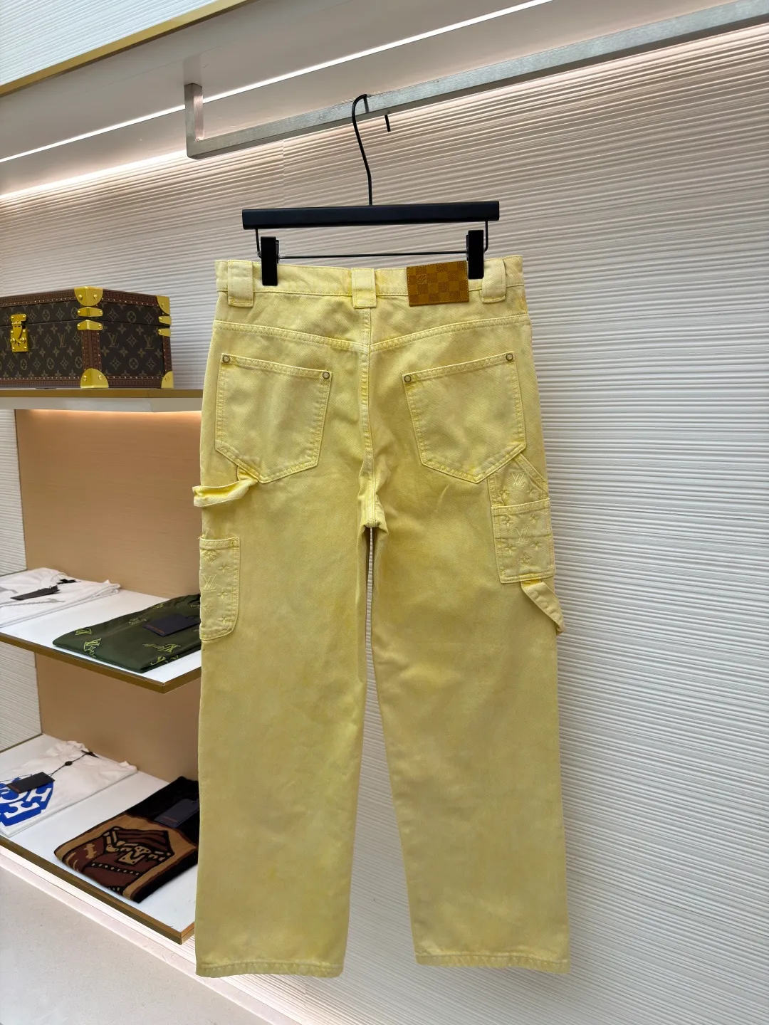 LOUIS VUITTON dyed embossed jeans ●Original version: Purchased and developed for 14800 ●Item number: 1681048-B55 ●Material: denim fabric ●Technology: embossed production ●Version: fitted version ●Weight: about 945 grams ●Size: 30-32-34-36 ●Description: This style is processed through garment dyeing to create a washed retro effect, and then uses a splicing structure and hammer fixing rings to express the workwear style. Monogram embroidery adorns the sides and left patch pocket, and pearlescent buttons and rivets complete the detail. Pair it with the same style to add to your summer wardrobe. The overall wiring is straight and delicate, the fabric is comfortable and soft, and the color is consistent without color difference. It can be matched with the same style to create a fashionable look and control various occasions. Customized accessories, complete with three standards, same style for men and women!